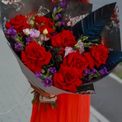 Buchet cu trandafiri roșii și campanule mov