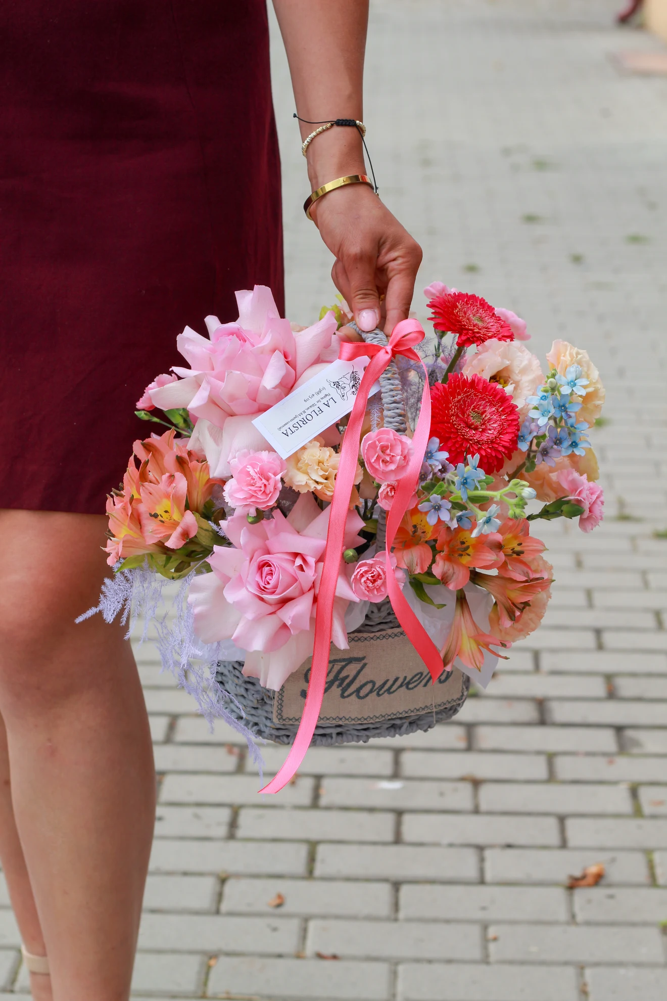 Buchet cu trandafiri roz și gerbera roșie