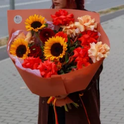 Buchet cu floarea-soarelui și trandafiri roșii