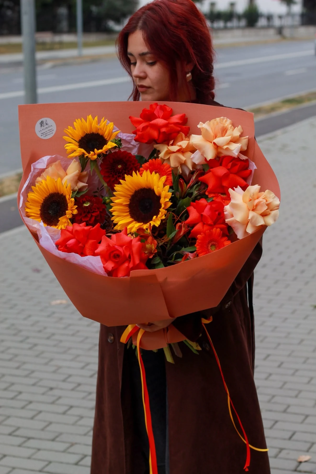 Buchet cu floarea-soarelui și trandafiri roșii